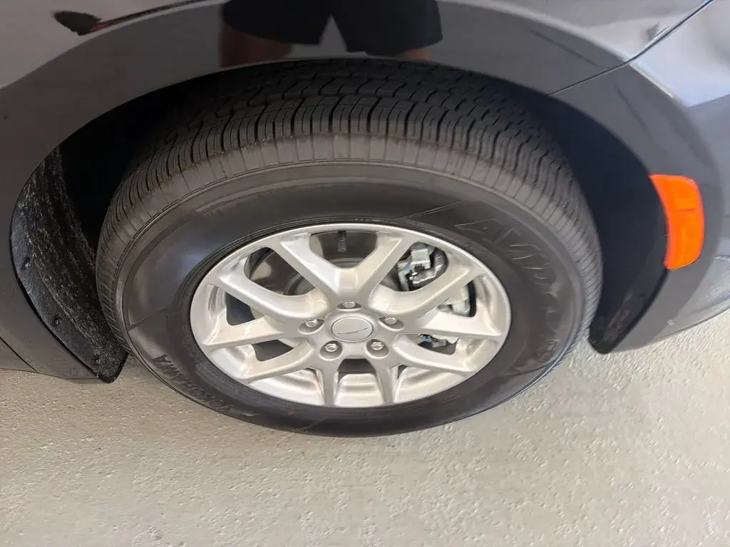 2027 Chrysler Pacifica Select photo 4