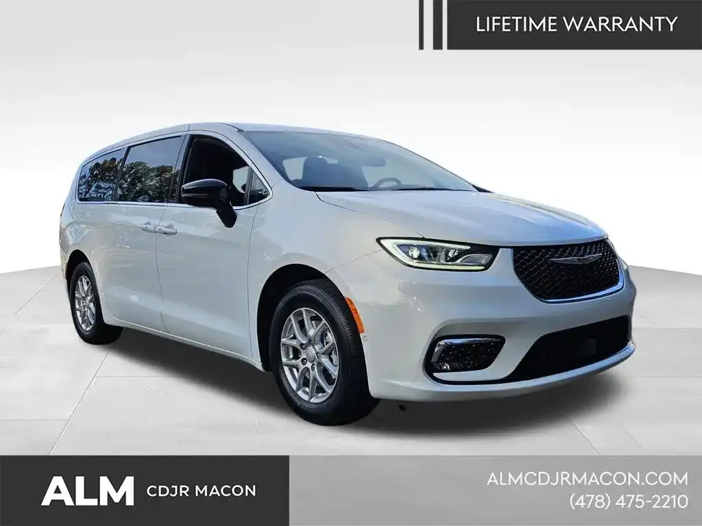 2026 Chrysler Pacifica Select's photo