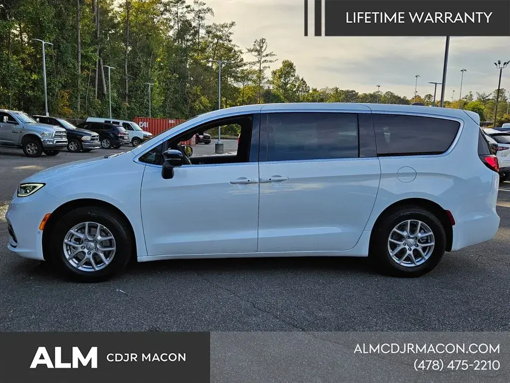2026 Chrysler Pacifica Select photo 5