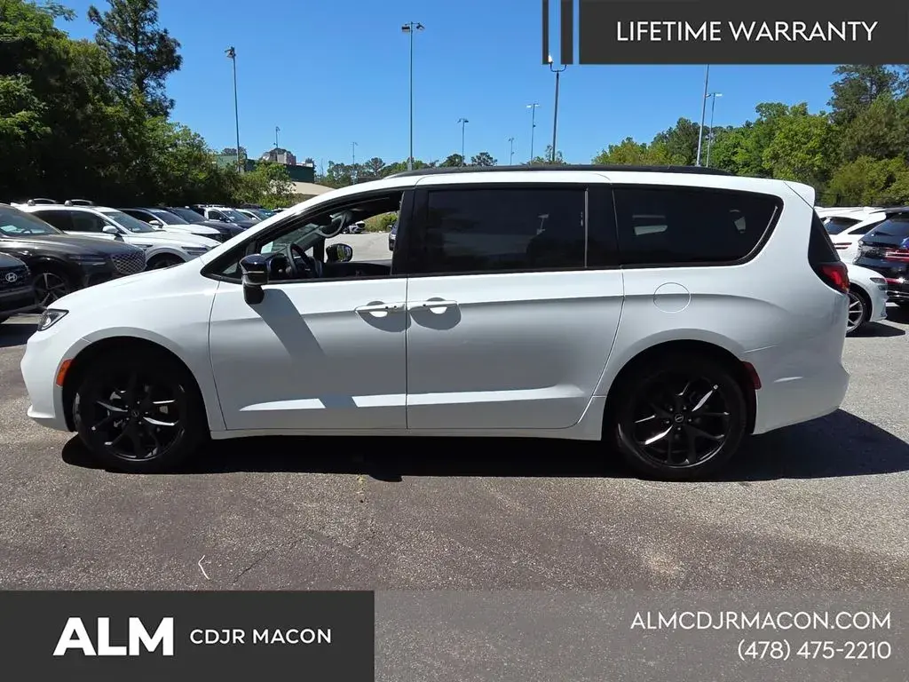 2026 Chrysler Pacifica Limited photo 5