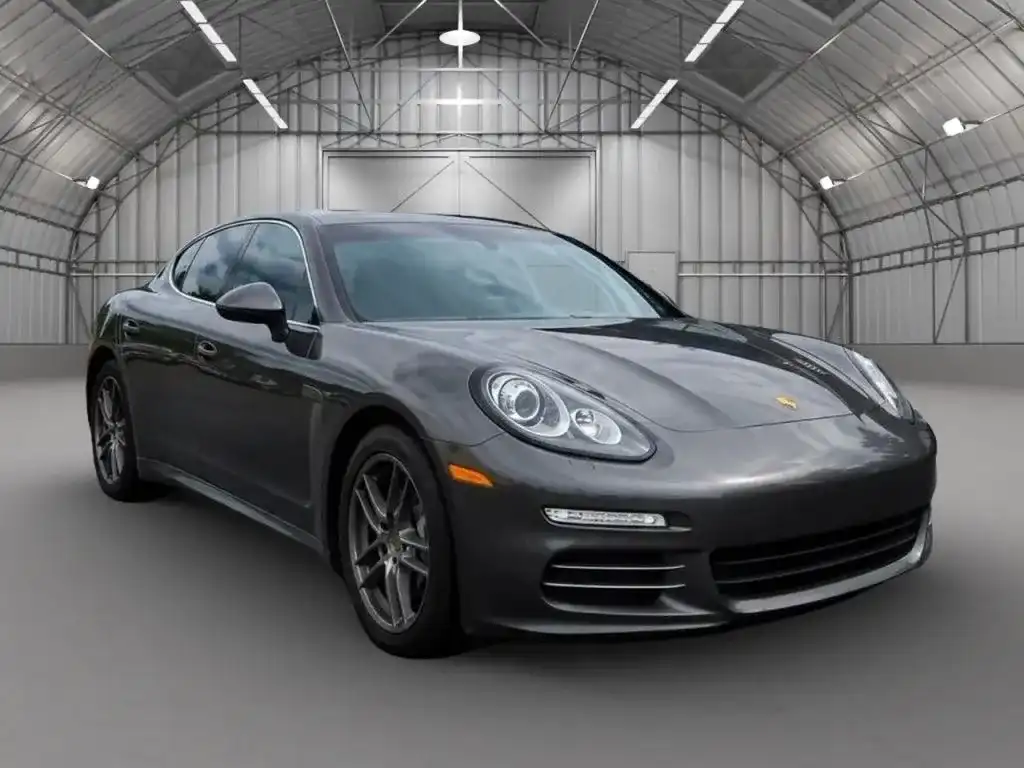 2015 Porsche Panamera 4's photo