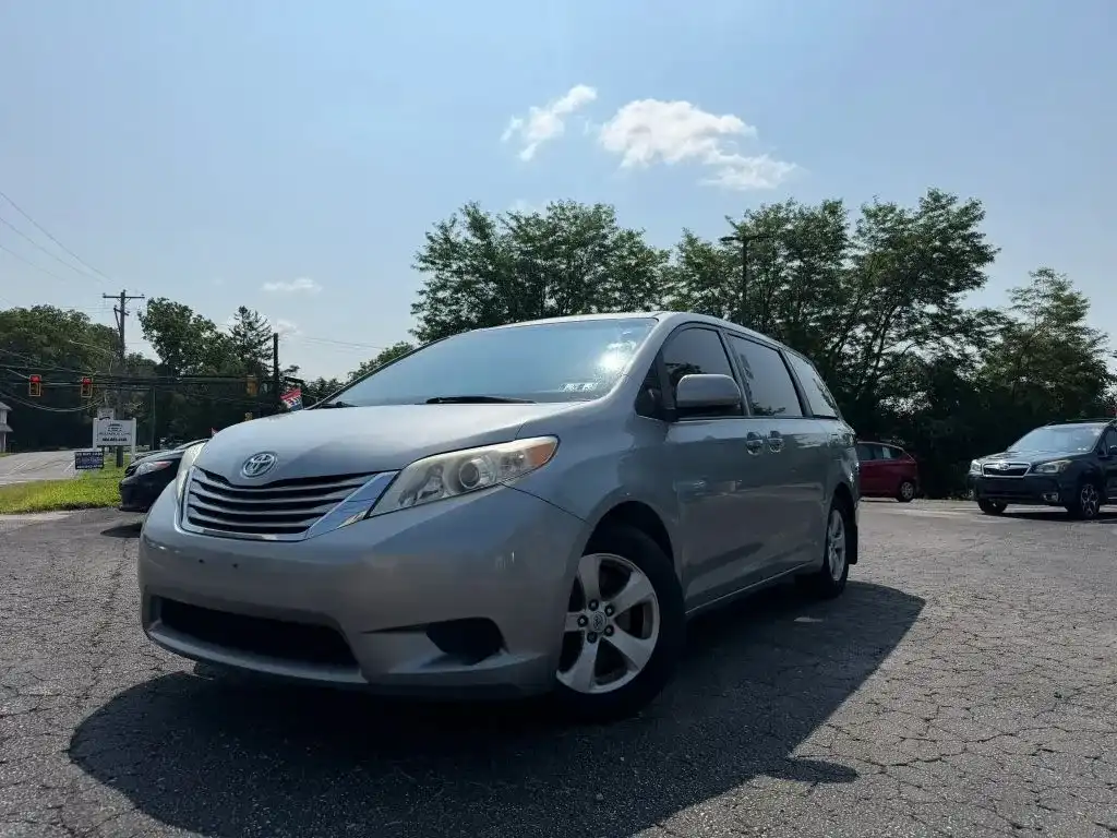 2015 Toyota Sienna LE V6 7-Passenger Access Seat's photo