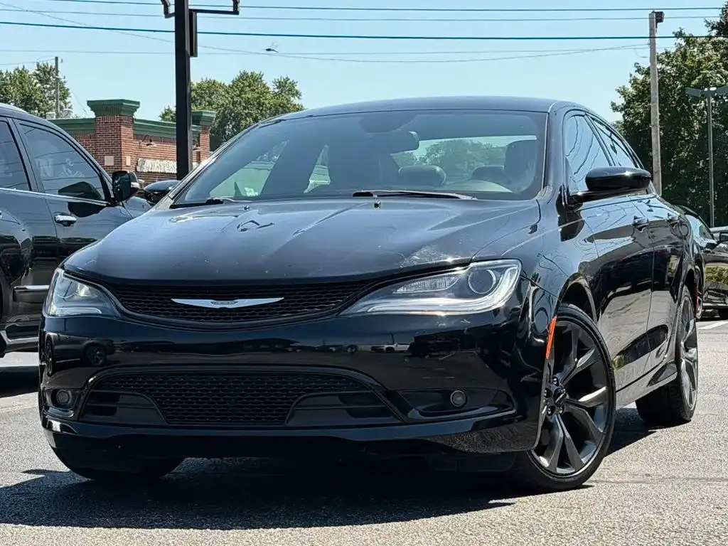 2016 Chrysler 200 S's photo