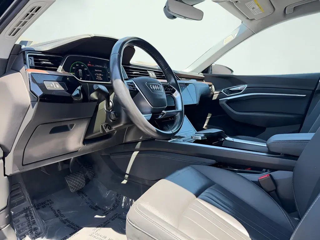 2019 Audi e-tron Premium Plus photo 3