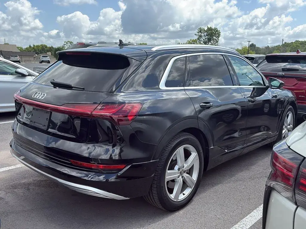 2019 Audi e-tron Premium Plus photo 4