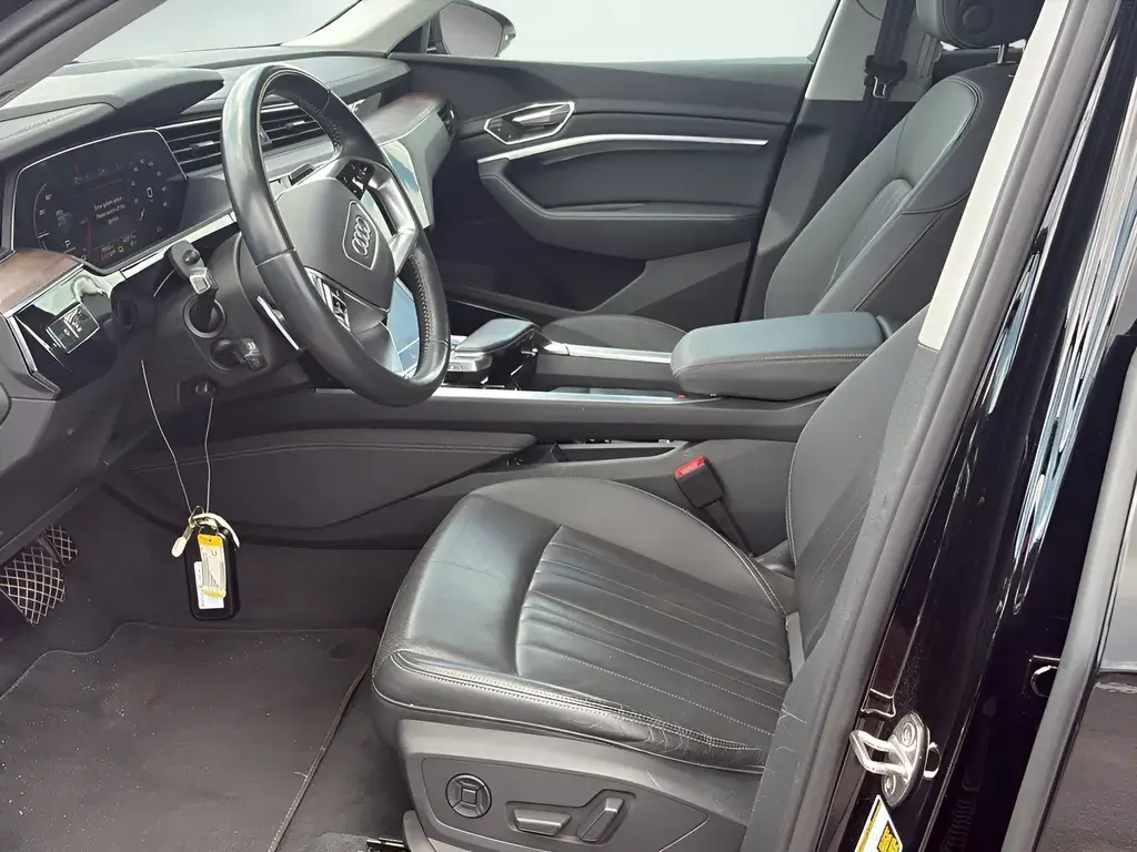 2019 Audi e-tron Premium Plus photo 5