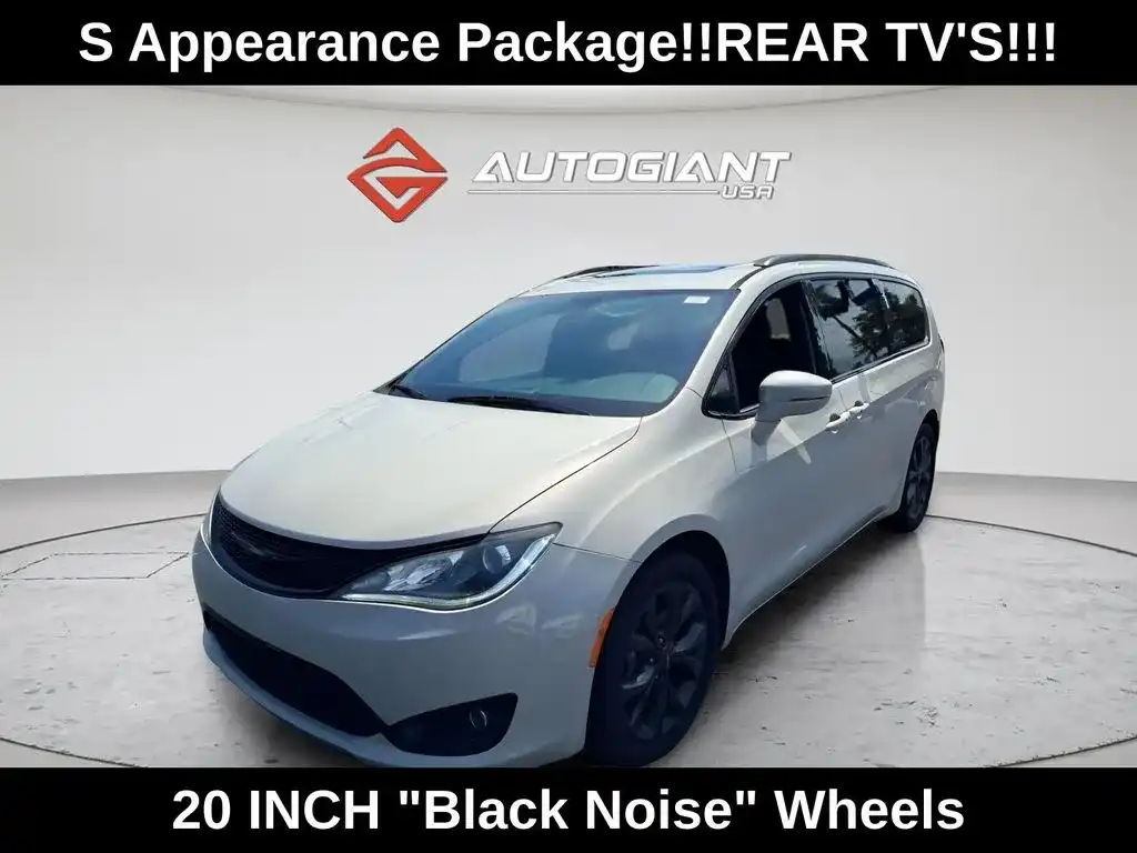2019 Chrysler Pacifica Limited's photo