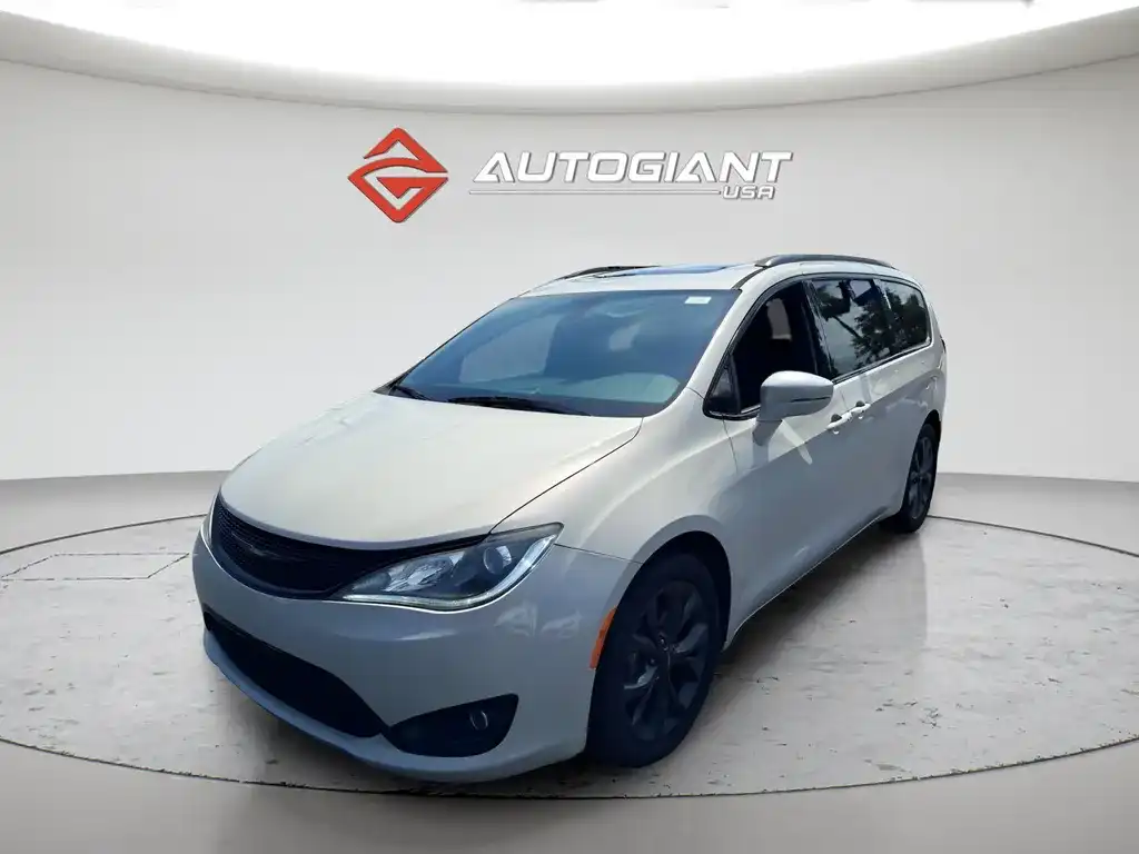 2019 Chrysler Pacifica Limited's photo