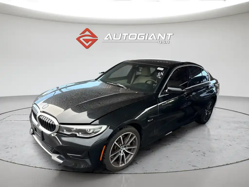 2022 BMW 3 Series 330e Sedan's photo