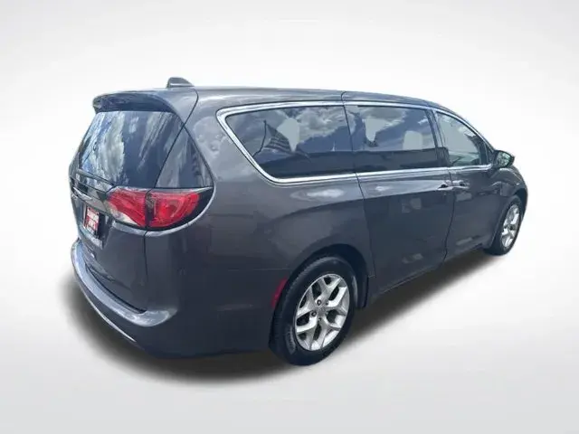 2019 Chrysler Pacifica Touring Plus photo 3