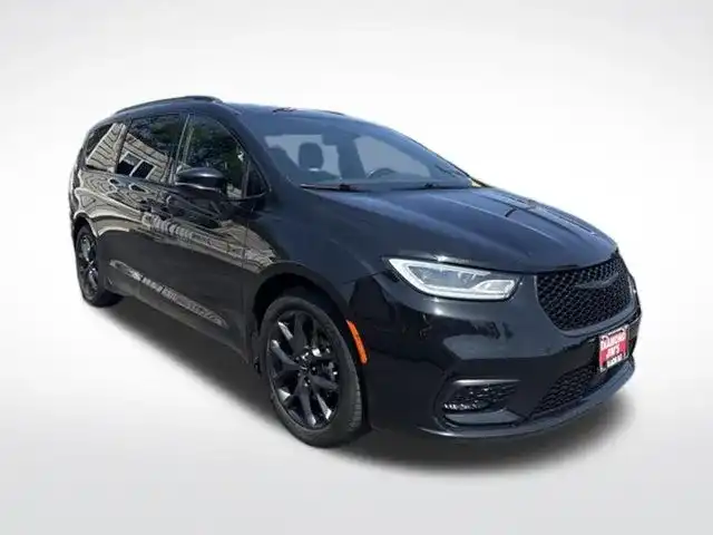 2021 Chrysler Pacifica Touring's photo
