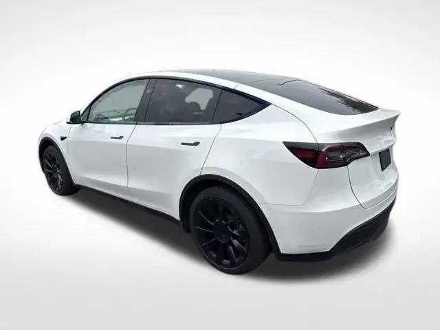 2024 Tesla Model Y Long Range RWD photo 5