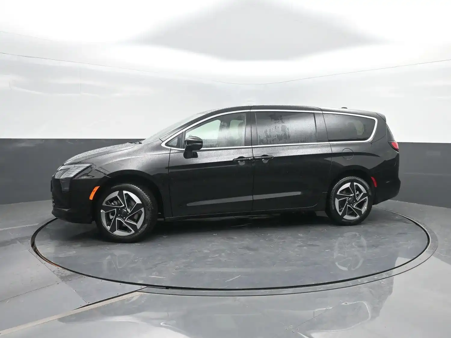 2027 Chrysler Pacifica Limited AWD's photo