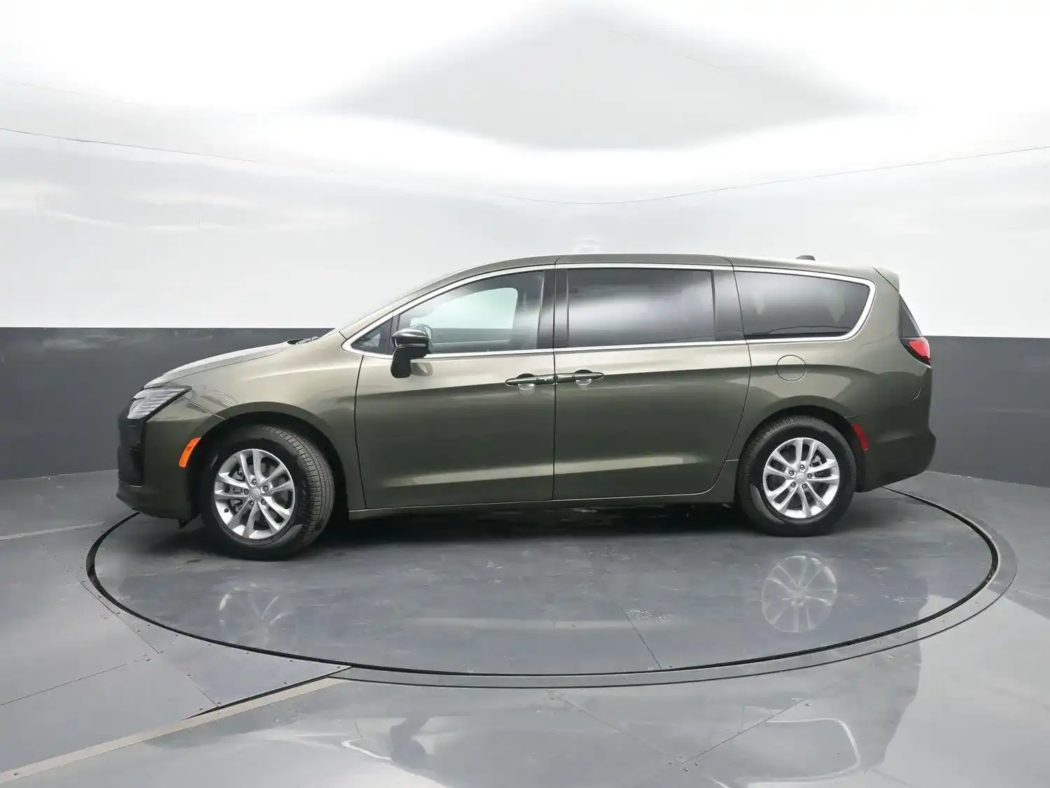 2027 Chrysler Pacifica Select's photo