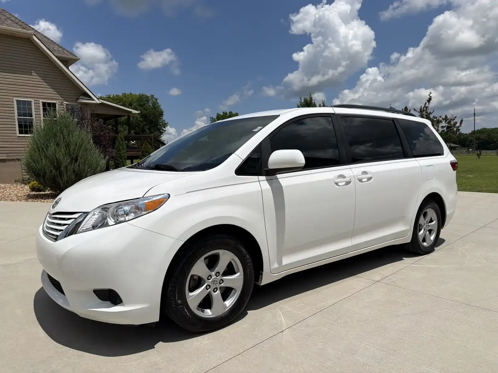 2017 Toyota Sienna LE V6 7-Passenger Access Seat's photo