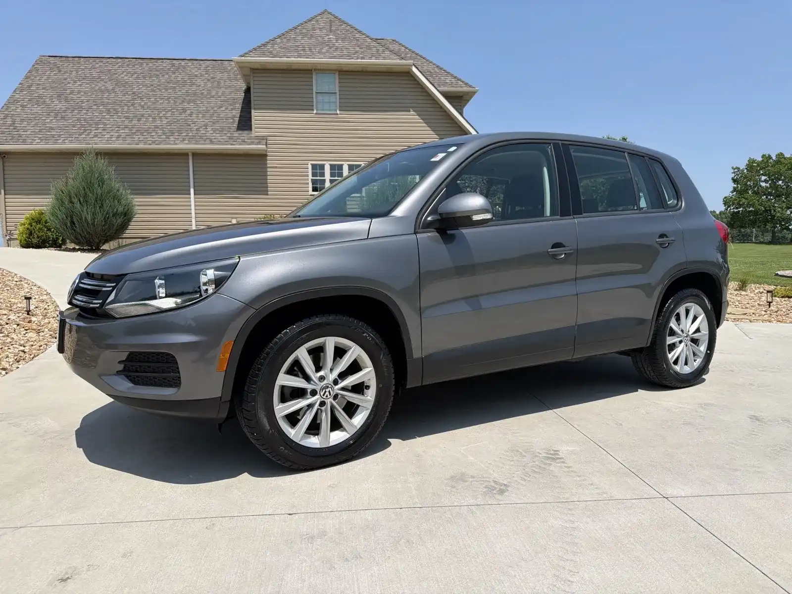 2017 Volkswagen Tiguan Limited 2.0T 4Motion's photo