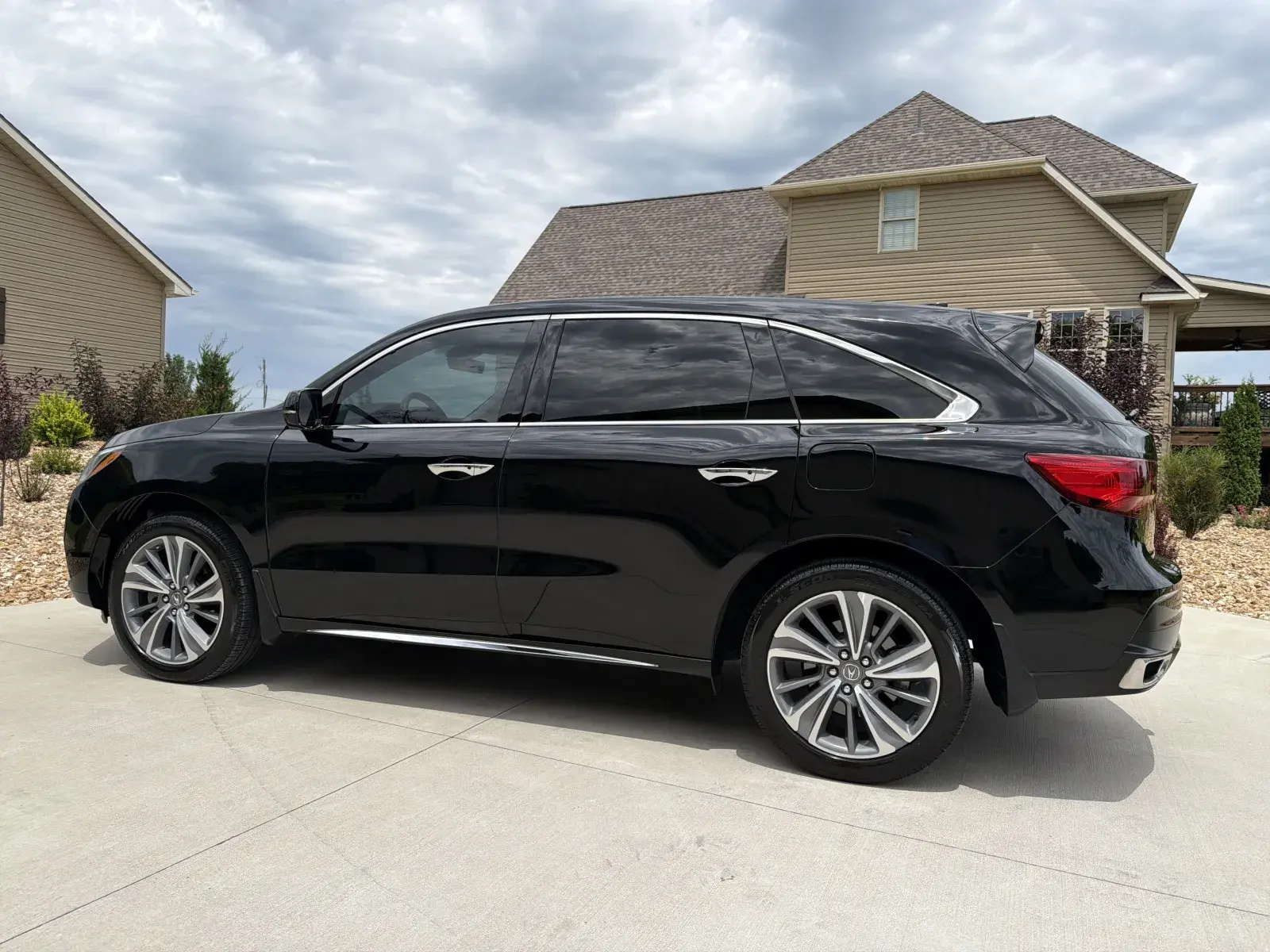 2017 Acura MDX SH-AWD w/Technology Package photo 3