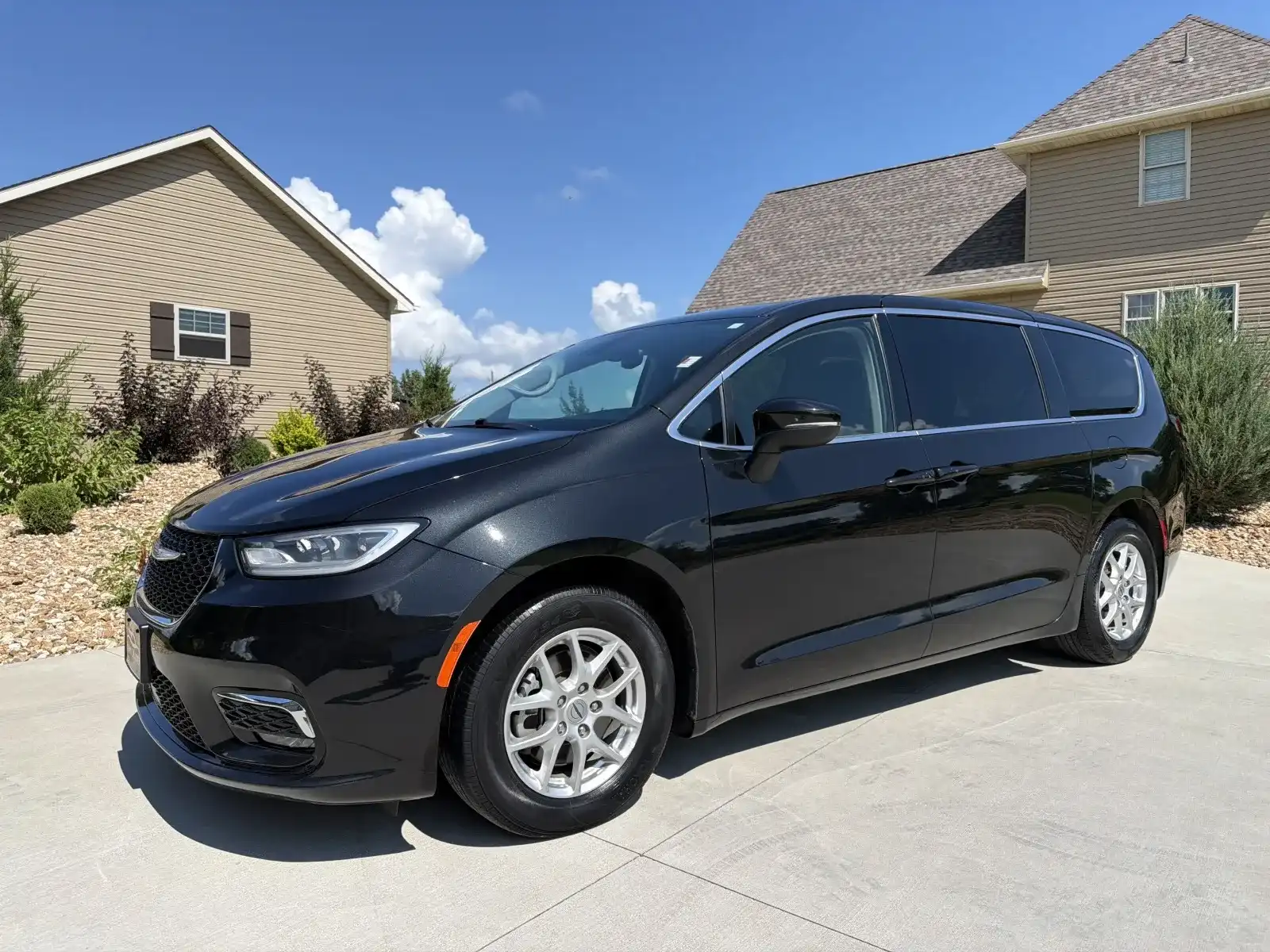 2023 Chrysler Pacifica Touring L's photo