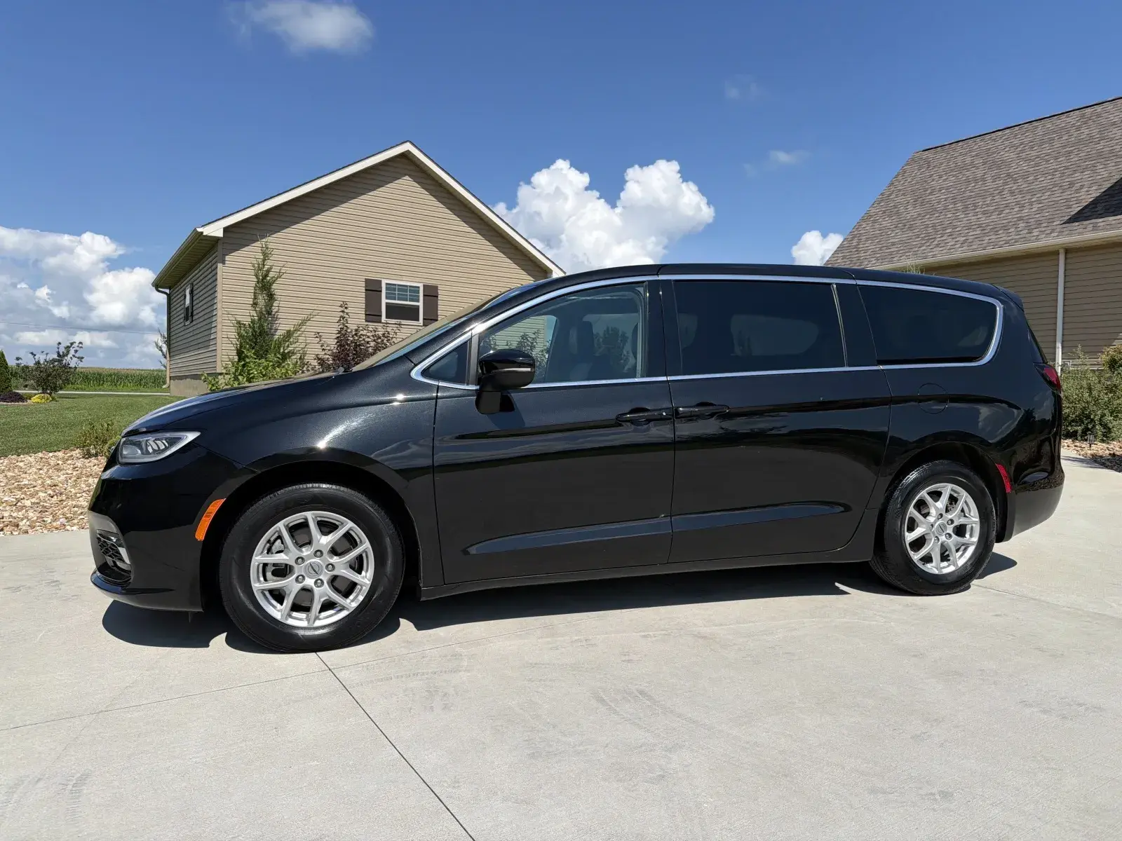 2023 Chrysler Pacifica Touring L photo 3