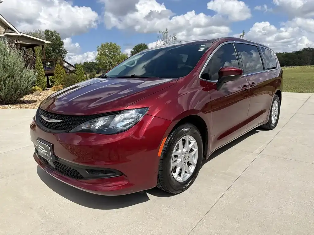 2023 Chrysler Voyager LX's photo