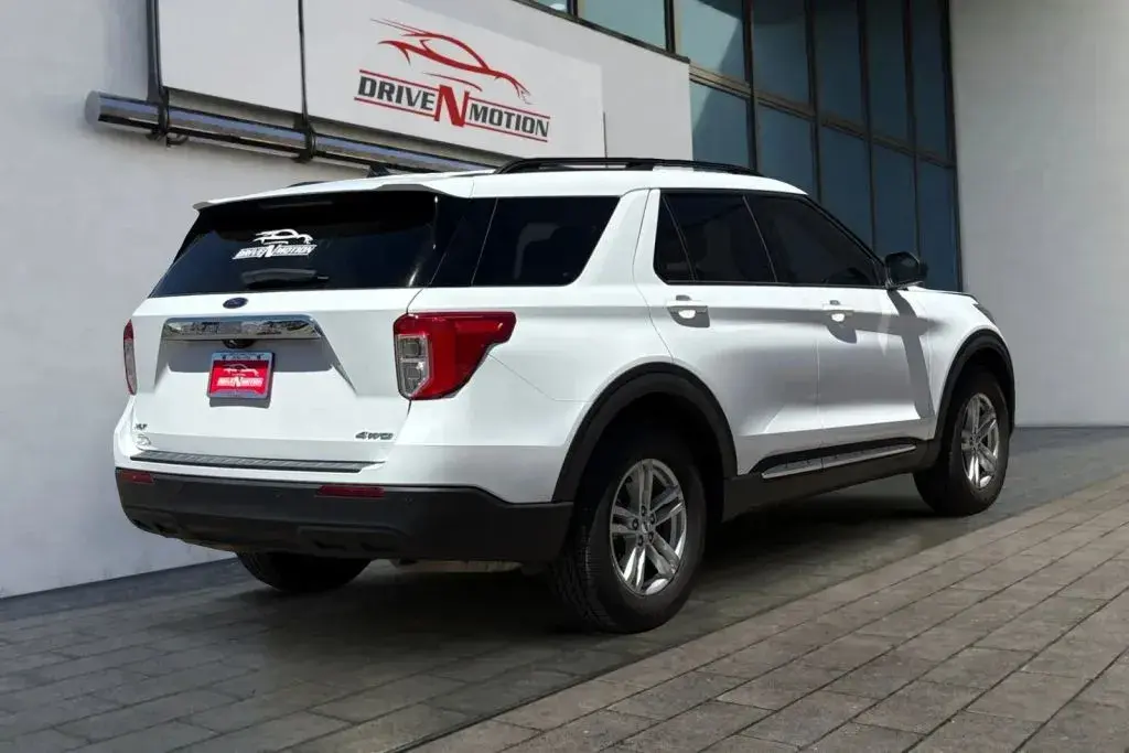 2021 Ford Explorer XLT 4WD photo 3
