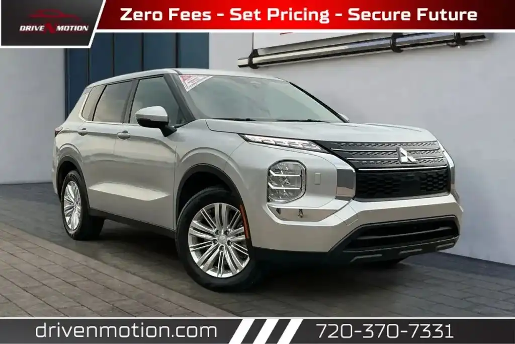 2023 Mitsubishi Outlander ES S-AWC's photo