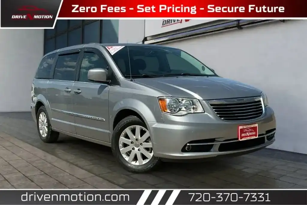 2016 Chrysler Town & Country Touring's photo