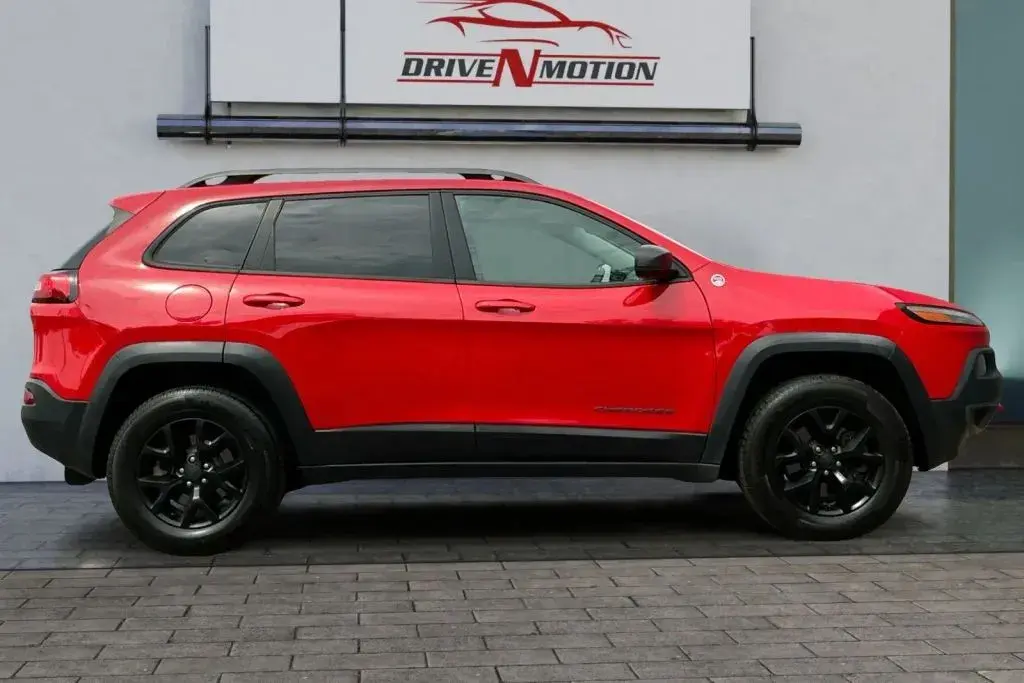 2017 Jeep Cherokee Trailhawk 4WD photo 3