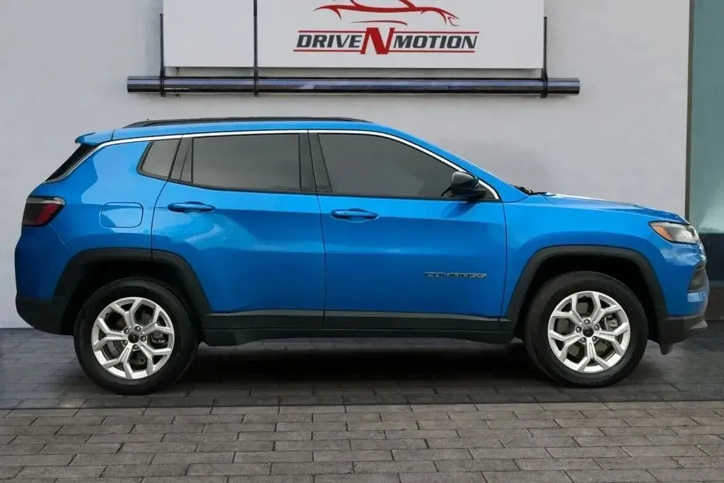 2025 Jeep Compass Latitude 4WD photo 3