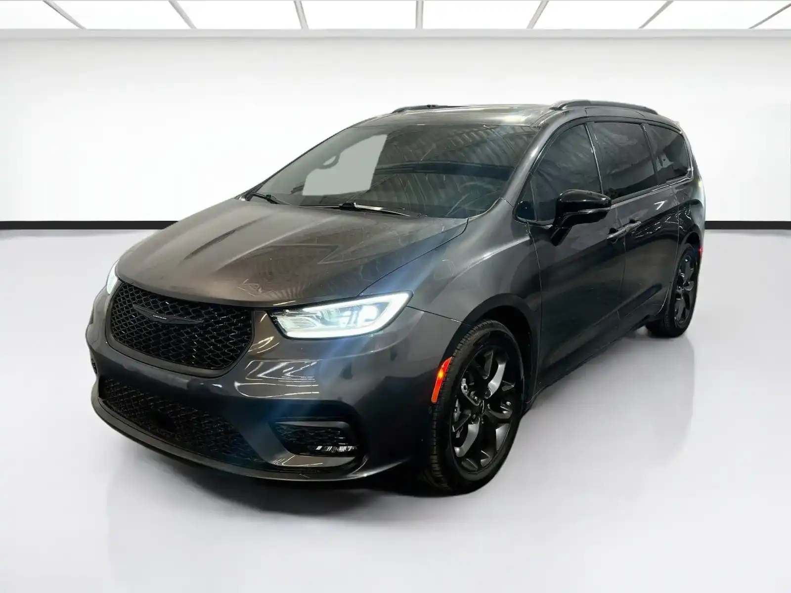 2023 Chrysler Pacifica Limited's photo