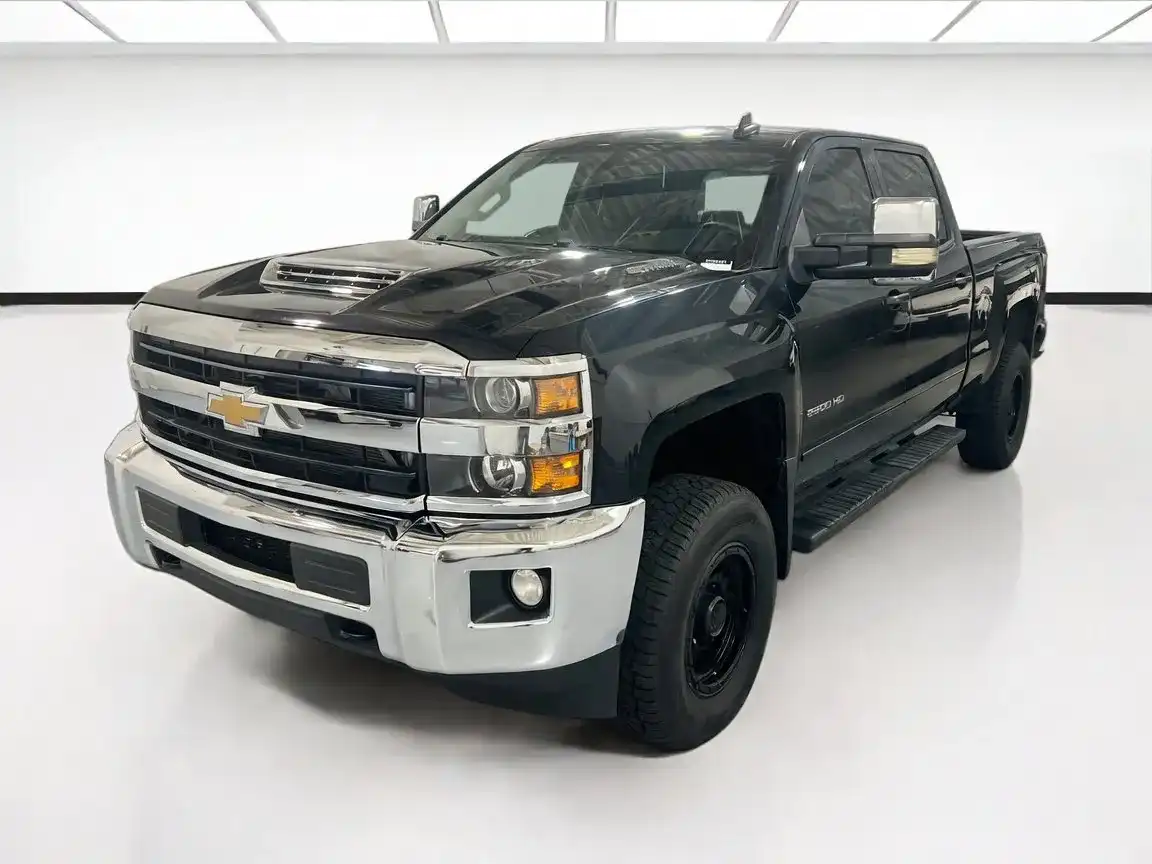 2018 Chevrolet Silverado HD LT 4WD Crew Cab Standard Box's photo