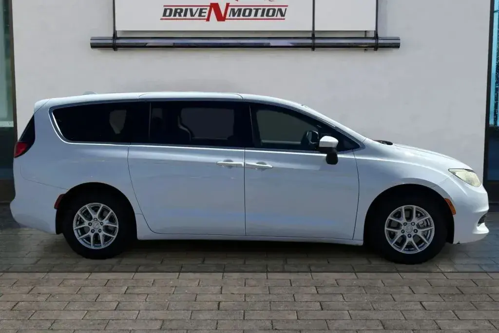 2017 Chrysler Pacifica LX photo 3
