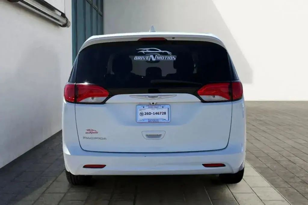 2017 Chrysler Pacifica LX photo 5