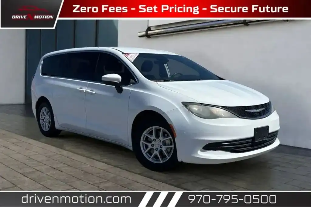 2017 Chrysler Pacifica LX's photo