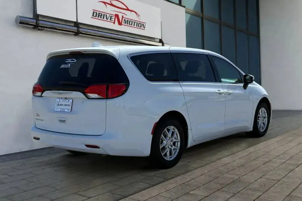 2017 Chrysler Pacifica LX photo 4