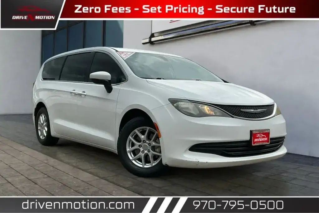 2017 Chrysler Pacifica LX's photo
