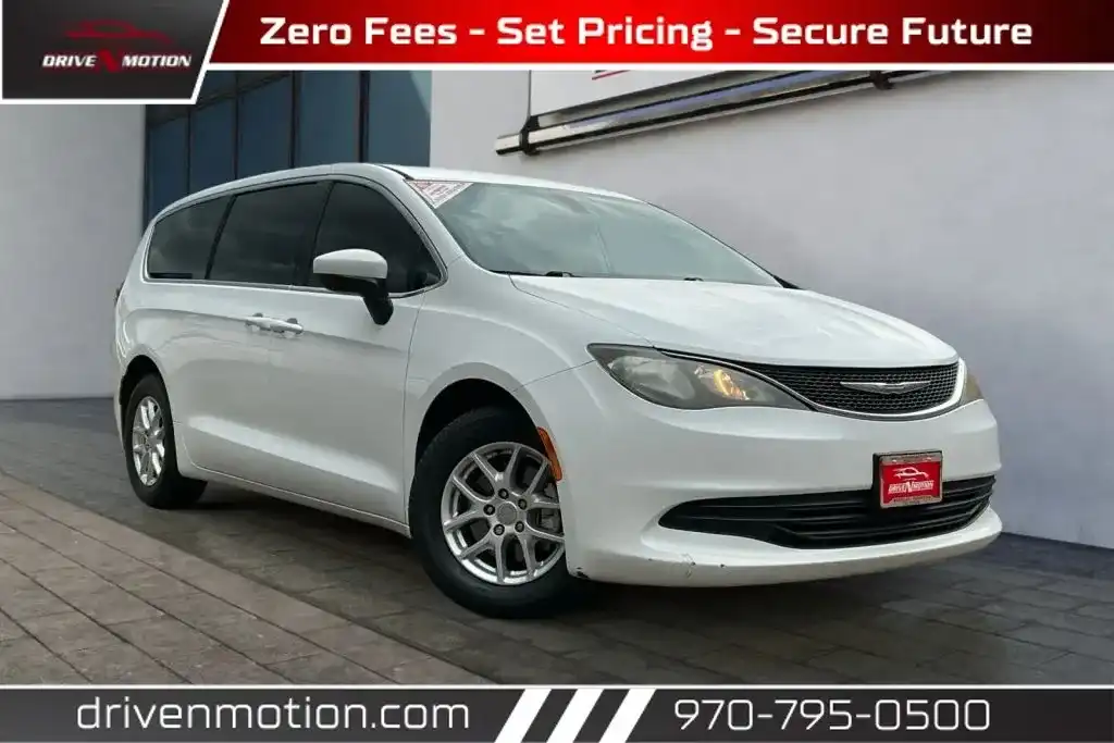 2017 Chrysler Pacifica LX's photo