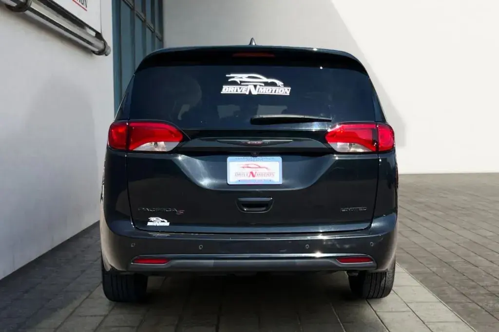 2020 Chrysler Pacifica Limited Red S photo 5