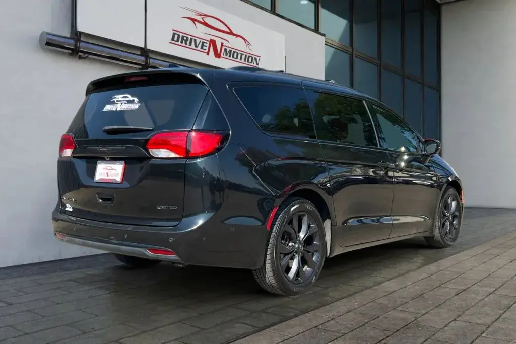 2020 Chrysler Pacifica Limited Red S photo 4