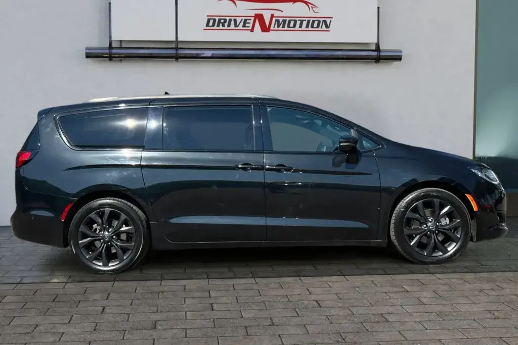 2020 Chrysler Pacifica Limited Red S photo 3
