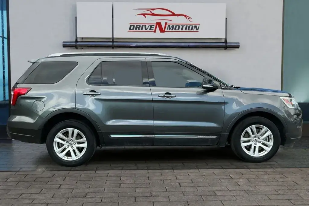 2018 Ford Explorer XLT 4WD photo 3