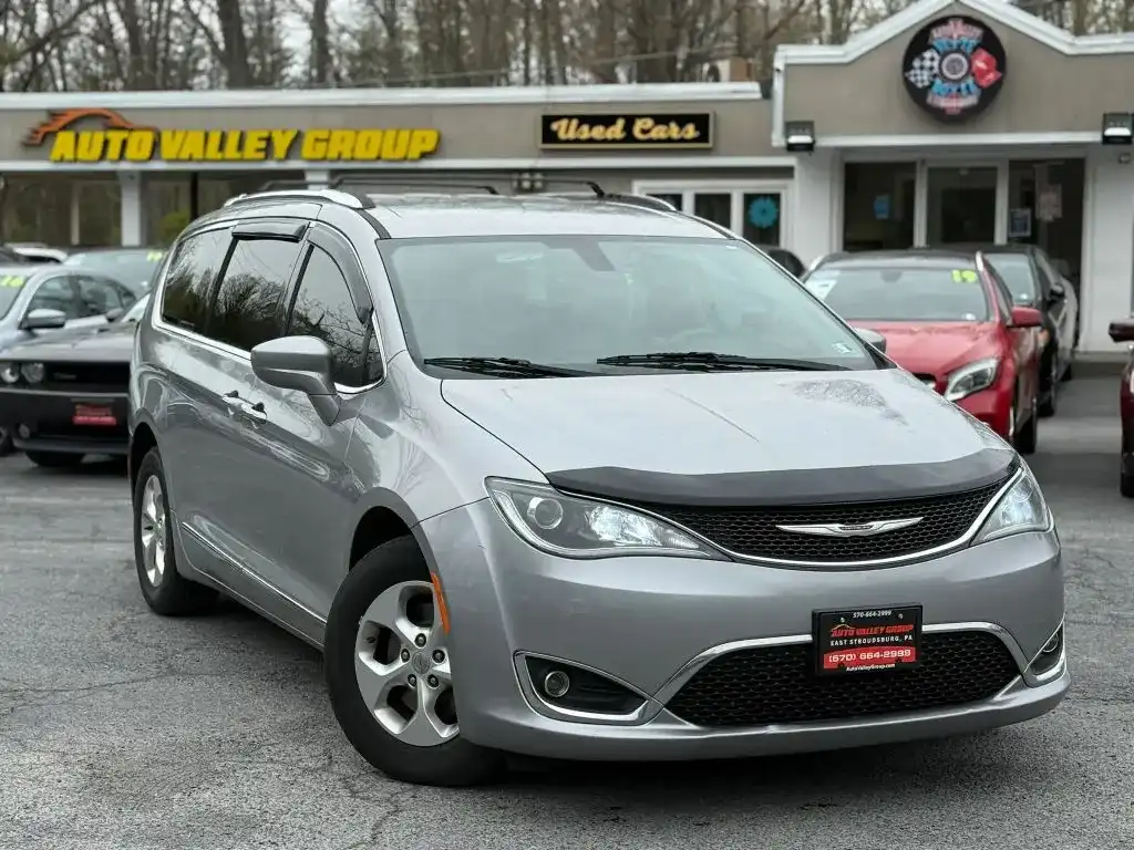 2017 Chrysler Pacifica Touring-L Plus's photo