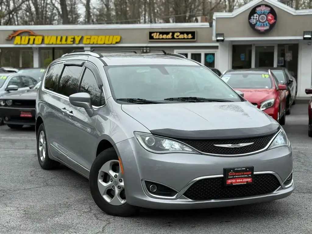 2017 Chrysler Pacifica Touring-L Plus's photo