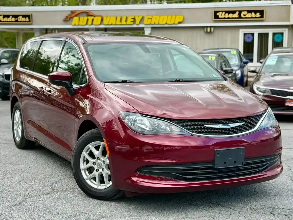 2017 Chrysler Pacifica Touring's photo