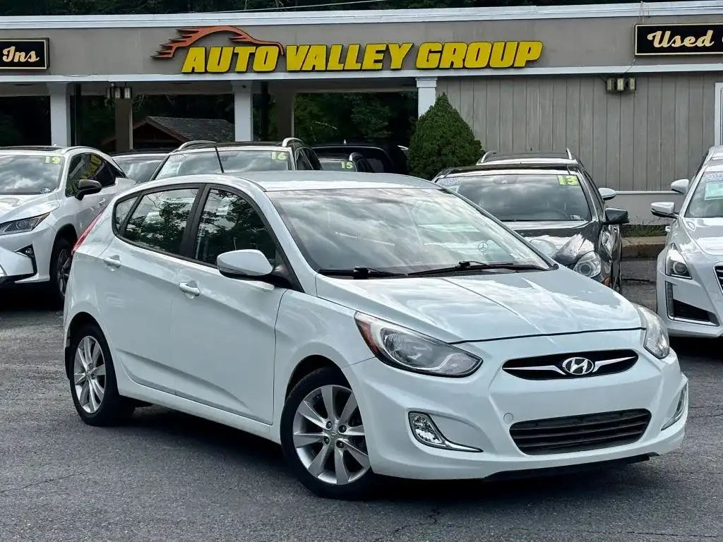 2013 Hyundai Accent SE 5-Door 6-Speed Automatic's photo