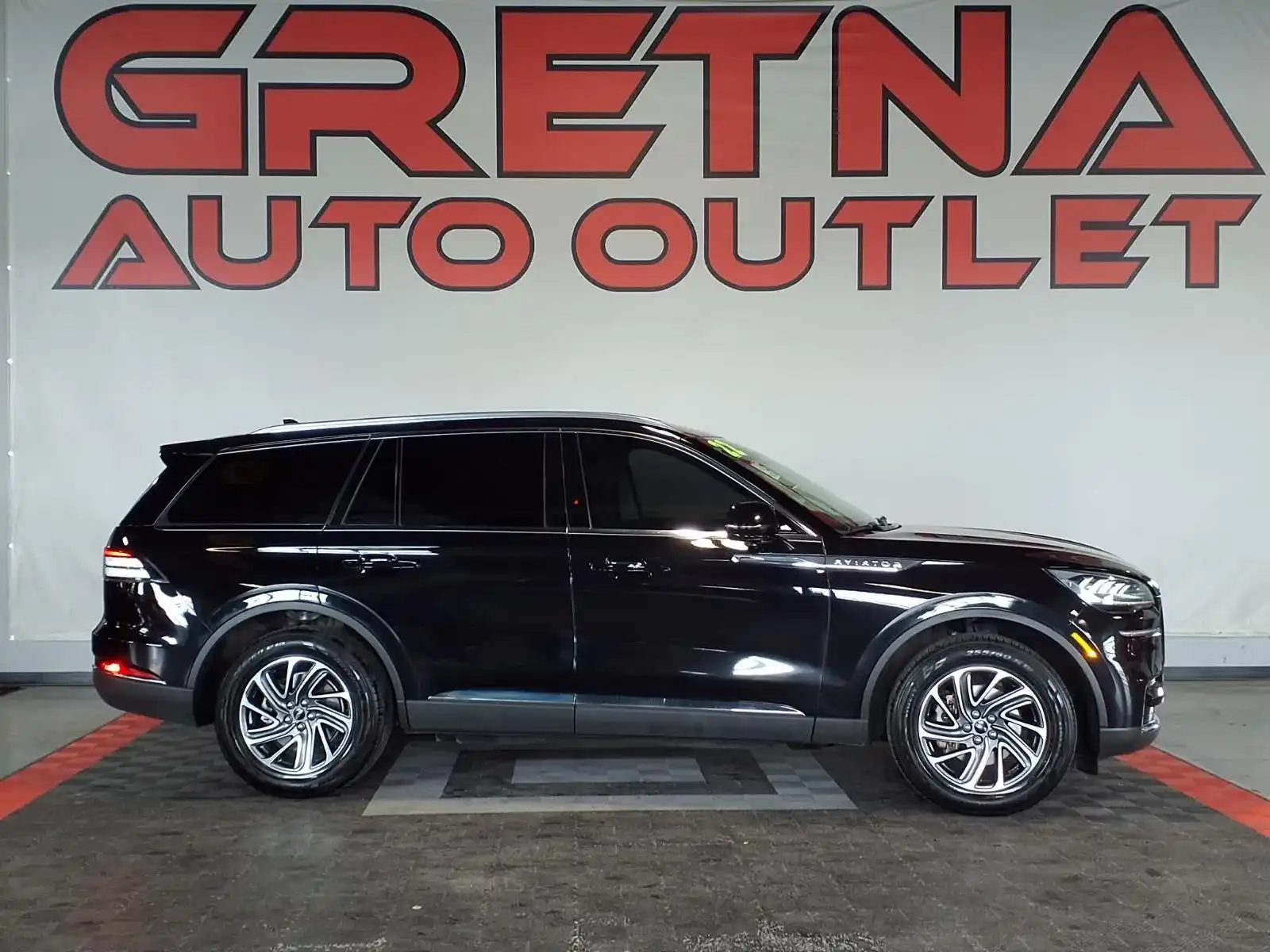 2022 Lincoln Aviator Livery AWD's photo