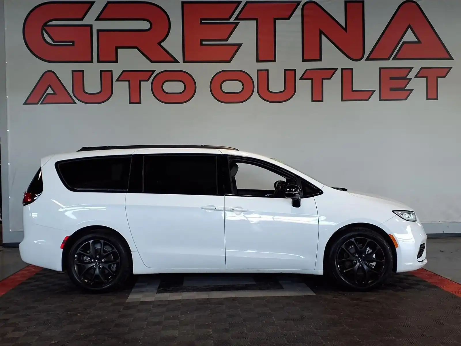 2024 Chrysler Pacifica Limited's photo