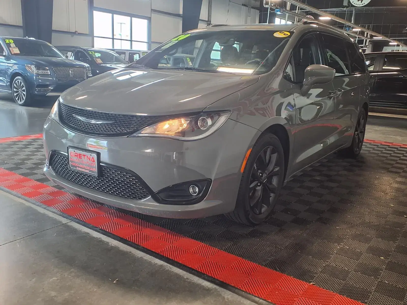 2020 Chrysler Pacifica Touring photo 4