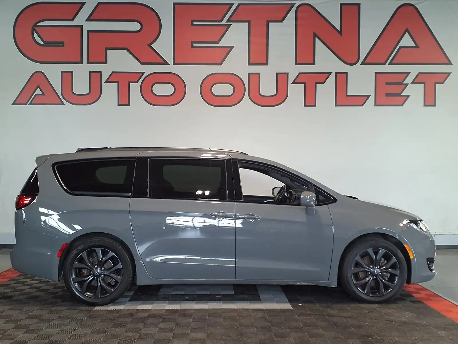 2020 Chrysler Pacifica Touring's photo