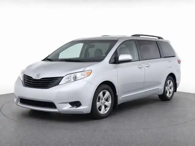 2017 Toyota Sienna LE V6 7-Passenger Access Seat's photo
